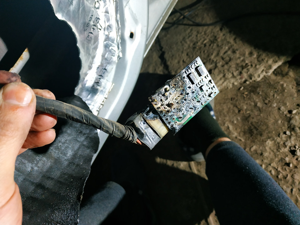 Резкий запах паленого пластика и прекращение работы стеклоподъёмников ...