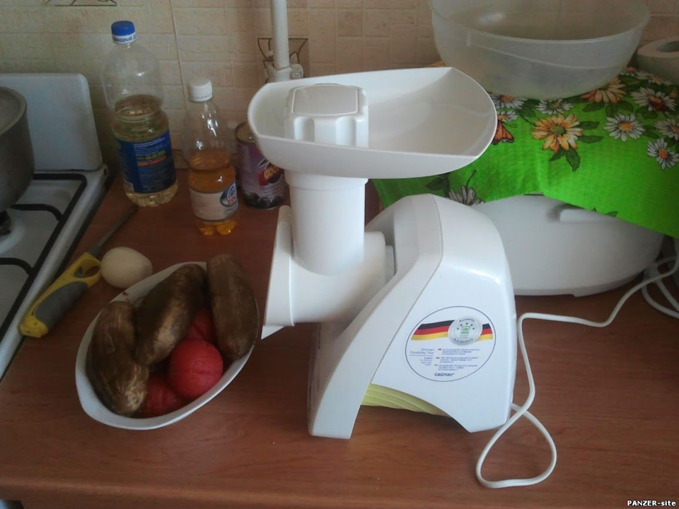 сырая баклажанная икра рецепт простой и вкусный. IAAAgCSm A 960. сырая баклажанная икра рецепт простой и вкусный фото. сырая баклажанная икра рецепт простой и вкусный-IAAAgCSm A 960. картинка сырая баклажанная икра рецепт простой и вкусный. картинка IAAAgCSm A 960. Овощей на базарах полно, а желание приготовить баклажанную икру муляет меня еще с прошлого года, когда я кабачковую икру готовил. Но в прошлом году, до баклажанов руки так и не дошли, но в этом году, я все-таки дорвался до них!В детстве я часто ел баклажанную икру, мамка готовила ее по всякому – и жареную, и сырую, и для консервации. У разной икры и вкус разный, и у каждого свой взгляд на это. Я больше люблю икру сырую и именно ее я и решил приготовить.Кто не помнит фрагмент из фильма «Иван Васильевич меняет профессию» когда накрывается стол для ненастоящего царя, и герой Крамарова рассказывает о всяческих яствах, и особенно облизывается на икру баклажанную, заморскую? Я так думаю, помнят все, кто видел фильм, но особенно эта шутка запомнилась тем, кто жил при Союзе, ведь и ежу было понятно, что икра заморская баклажанная была намного доступнее икры черной и красной, на которую царский писарь и внимания-то не обратил.Я, правда, буду несколько другую икру готовить, но в умах большинства баклажанная икра запомнилась именно такой, какой ее показали в знаменитой комедии.