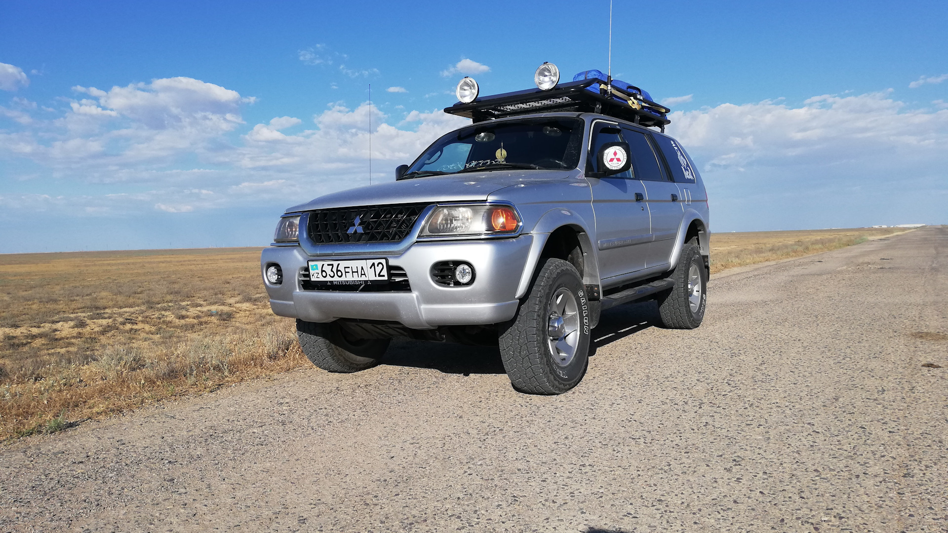 Mitsubishi montero sport 3. Опель Монтеро спорт.