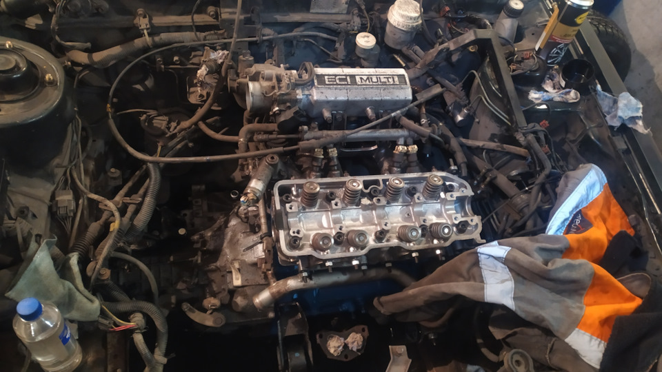 Дальше ставим новые направляющие втулки для ГБЦ в блок по краям всего 2 шт.Ставим новую прокладку ГБЦ Виктор Реинс и закидывает ГБЦ на блок.На новые болты ГБЦ (тоже Виктор Реинс) буквально пару капель масла на резьбу.и наживляем а затем протягиваем согласно инструкции к прокладке ГБЦ (на тот момент по-моему в два этапа 80 с копейками Ньютон точно не помню, а уже через 600км после того как собрал двигатель уже на третий этап протянул там 110 с копейками вроде бы). Далее ставлю в обратном порядке КПП перед этим тоже решив заменить сальники приводов, закивываем привода ставим на колёса, заливаем масло в КПП и переходим к сборке ГРМ, перед этим закинув ещё впускной и выпускной коллектор, с новым датчиком кислорода NGK. — Mitsubishi Galant (6G)