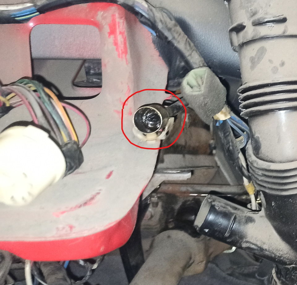 Это фото уже со снятой торпедой, однако здесь эту клипсу хорошо видно. — KIA Pride (1G)