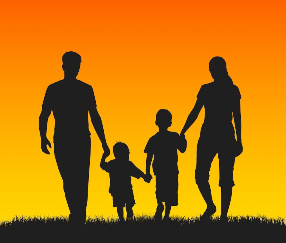Счастливая семьяна закаате. Ребенок в семье. Красивая семья. Тату силуэт семьи. Силуэты семьи с детьми.