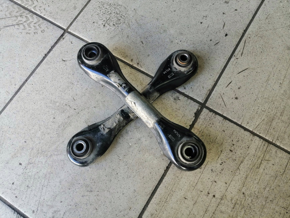 Две кости и белый череп — вот моя эмблема… ))) — Ford Focus Hatchback III