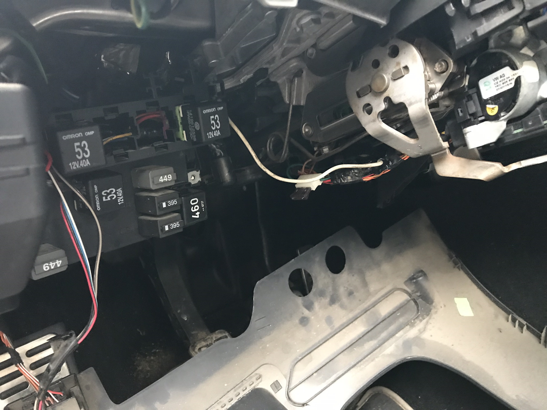 При включении аварийки включается зажигание ваз 2107. Поворачиваю ключ зажигания ничего не загорается. Не горит панель при повороте ключа. Замок зажигания с ключами. Прикуриватель газель некст.