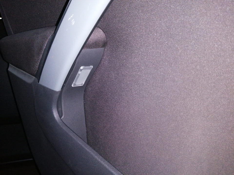 Подсветка дверей Тигуан 1. VW Tiguan Ambient. Рулонная шторка в дверь Тигуан. Установка подсветки в карман обшивки дверей на Тигуан 1g 2012. Двери volkswagen tiguan