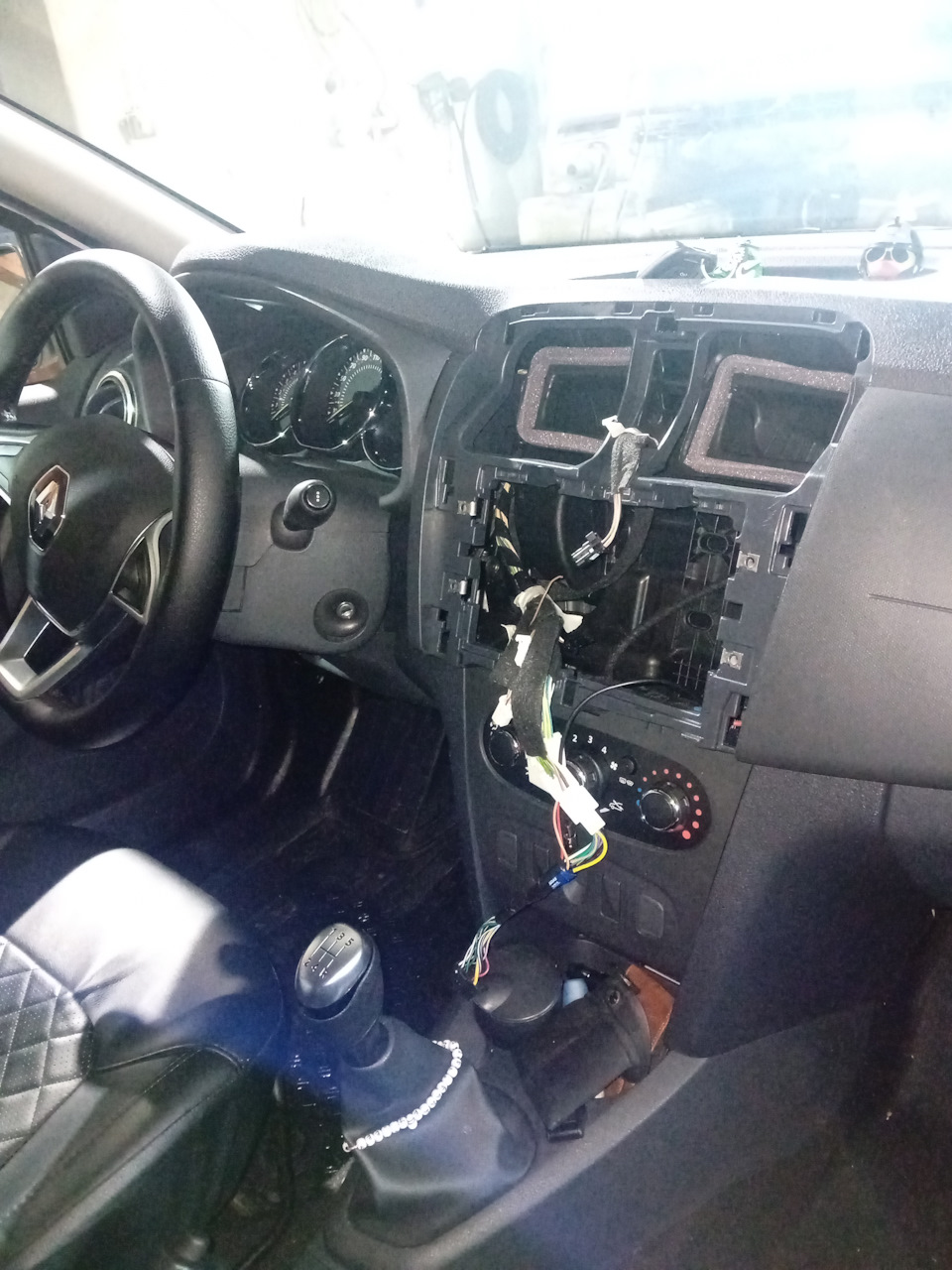 Снятая рамка, штекера встали как родные к новой магнитоле — Renault Logan Stepway