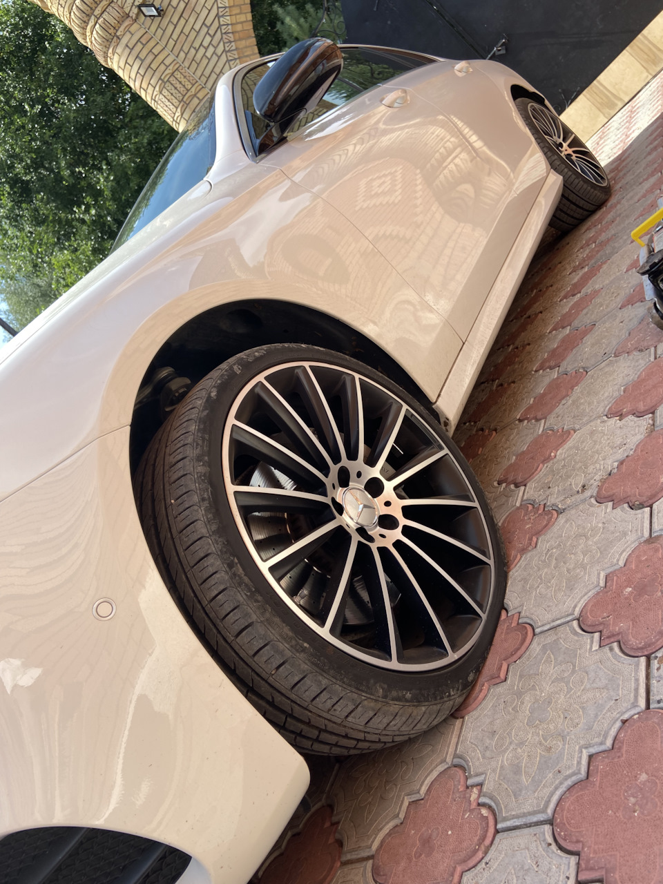 Минус шина (порез) — Mercedes-Benz E-class (W213), 2 л, 2019 года ...