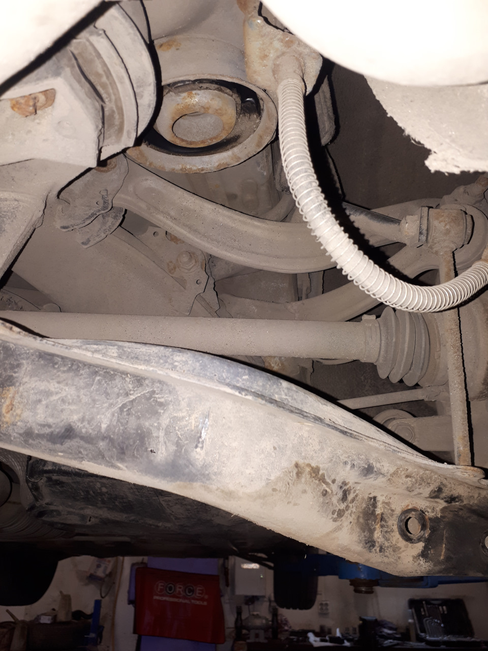 Krok 12: Tył: demontaż koła i przygotowanie stanowiska. — Mercedes W204