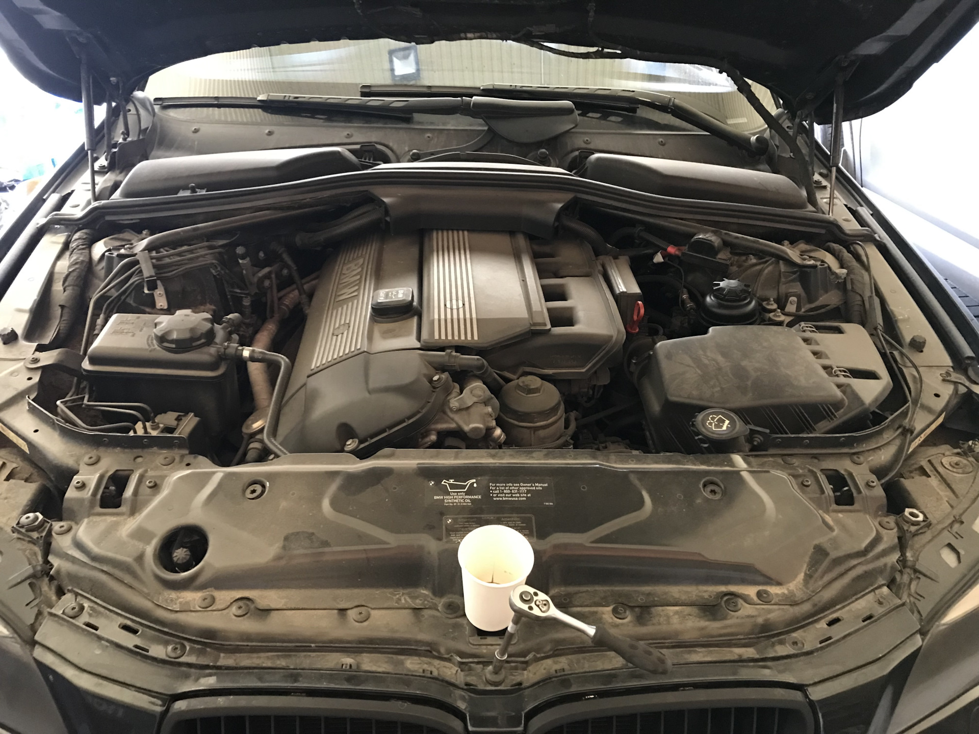 BMW e60 — Не большая мойка/чистка подкапотки — BMW 5 series (E60), 3 л .