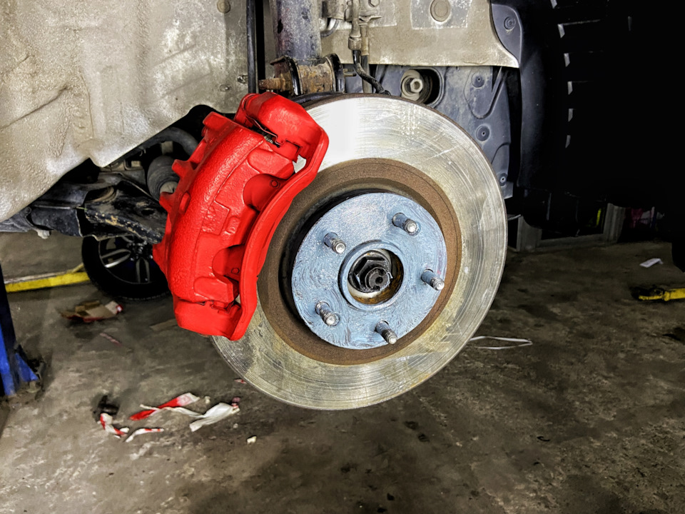 Покраска суппортов без снятия. — Hyundai Santa Fe (3G), 2,2 л, 2013 ...