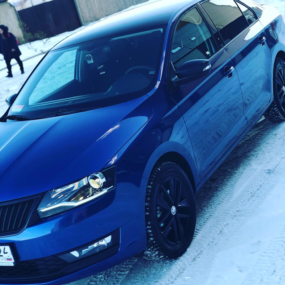 Skoda Rapid синяя