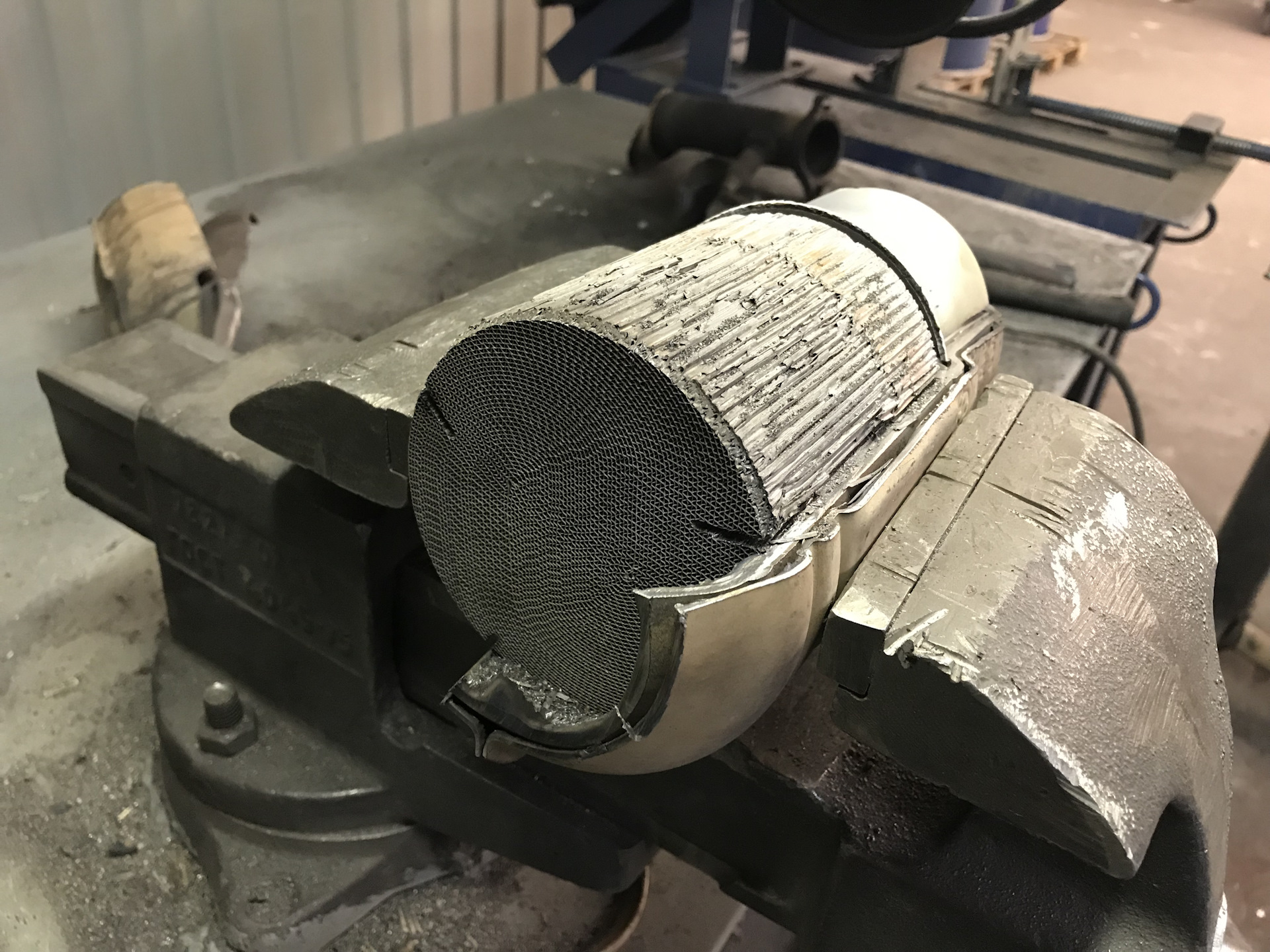 Скупка катализаторов б у. Катализатор тула. Керамический катализатор. Катализатор автомобильный керамический. Катализатор для audi a6 [c5].