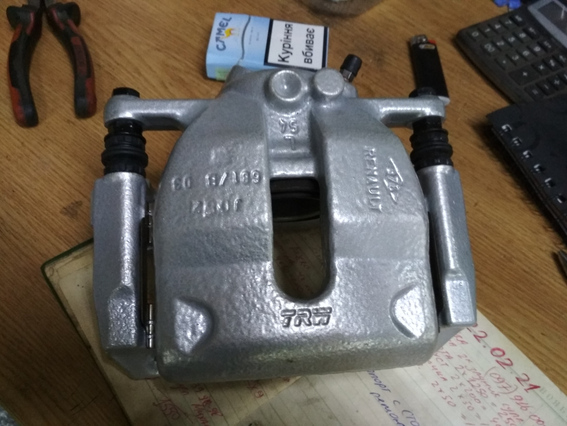 Renault kangoo i передний суппорт переборка. Суппорт рено кангу задний. Колодки задние рено кангу 2. Суппорт рено кангу 2. Скоба суппорта рено кенго.