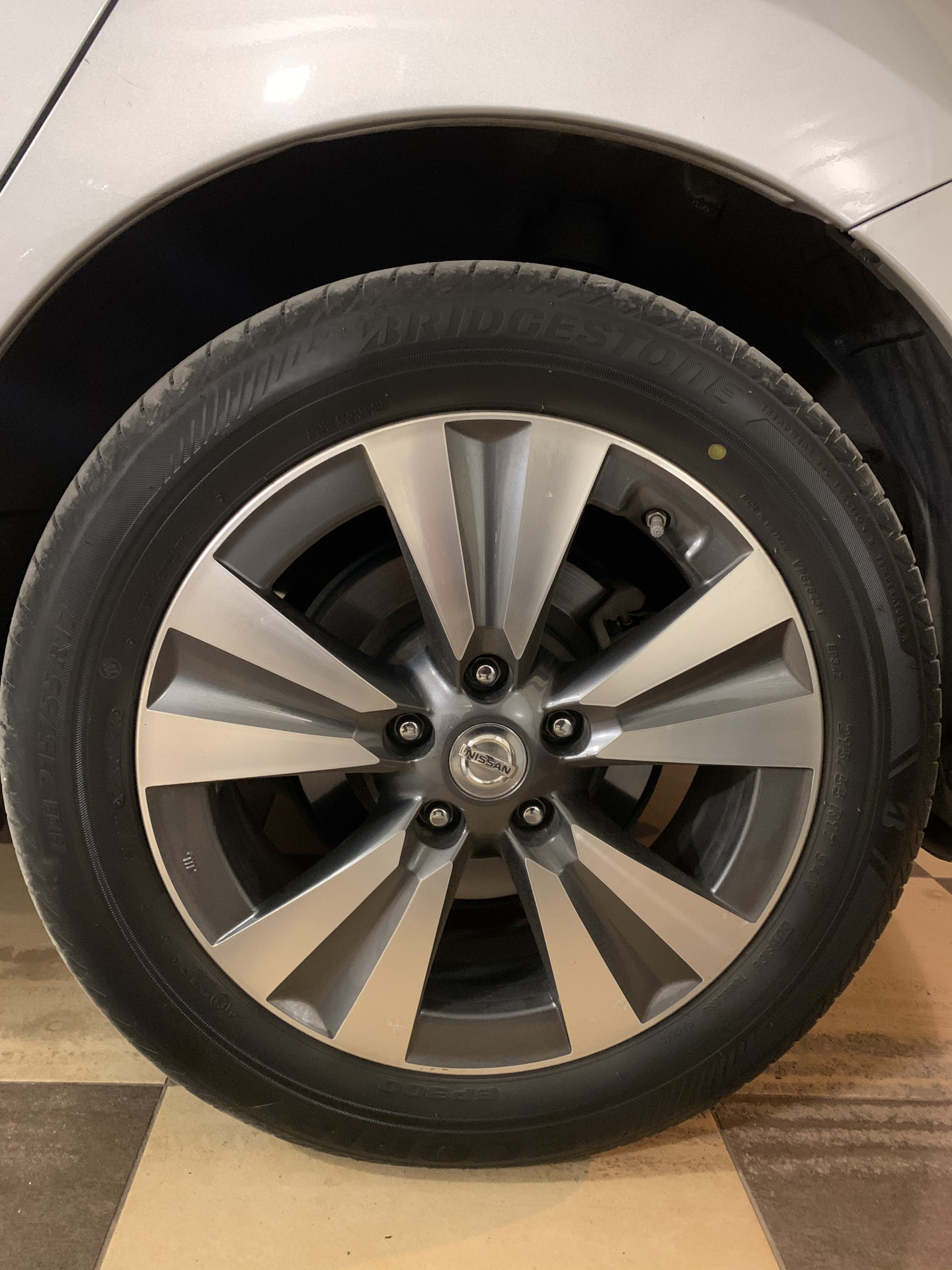 215 55 r17 диаметр. 215/50 R17. 215/55 R17 на Nissan Leaf. Колеса Nissan Leaf r17 2018. Оригинальные диски Nissan Leaf