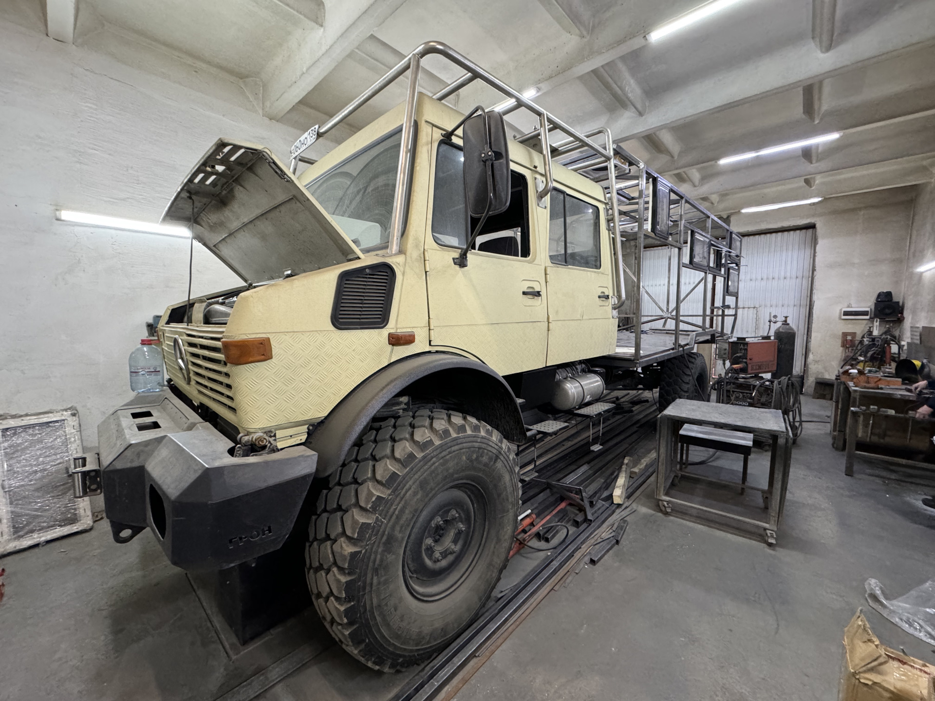 Ставим окна — Mercedes-Benz Unimog U1300L, 6 л, 1983 года | своими руками |  DRIVE2