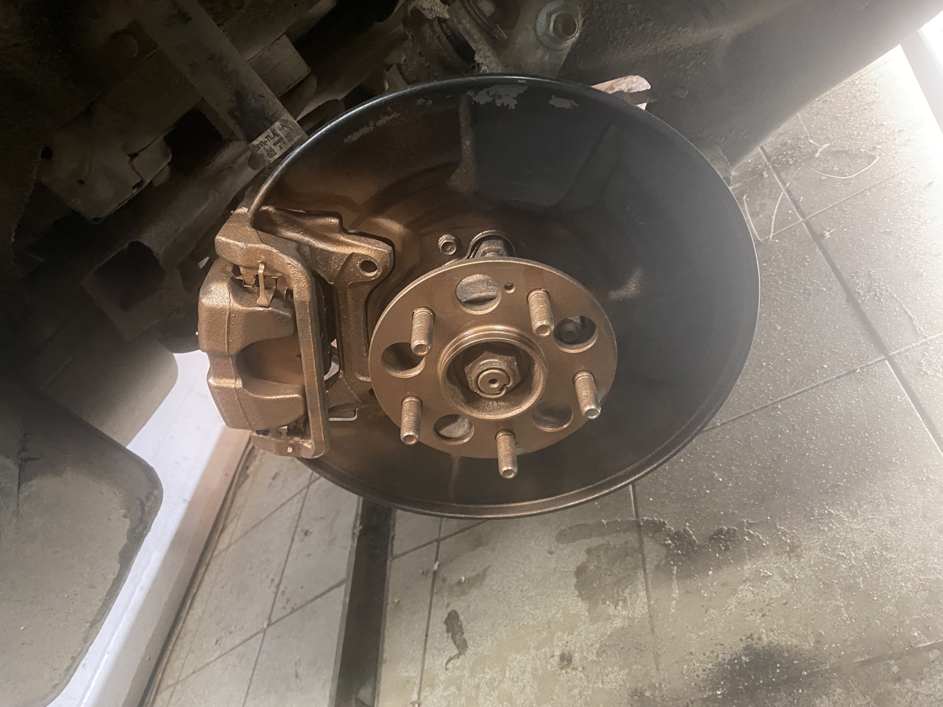 Как разжать электро ручник для замены колодок — Honda CR-V (5G), 2,4 л ...