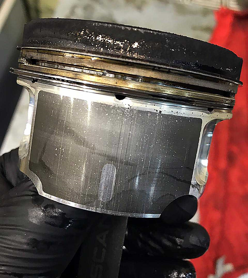 Кольцо настолько вдавило в поршень, что даже есть вмятины от него в канавке — Skoda Superb Mk3