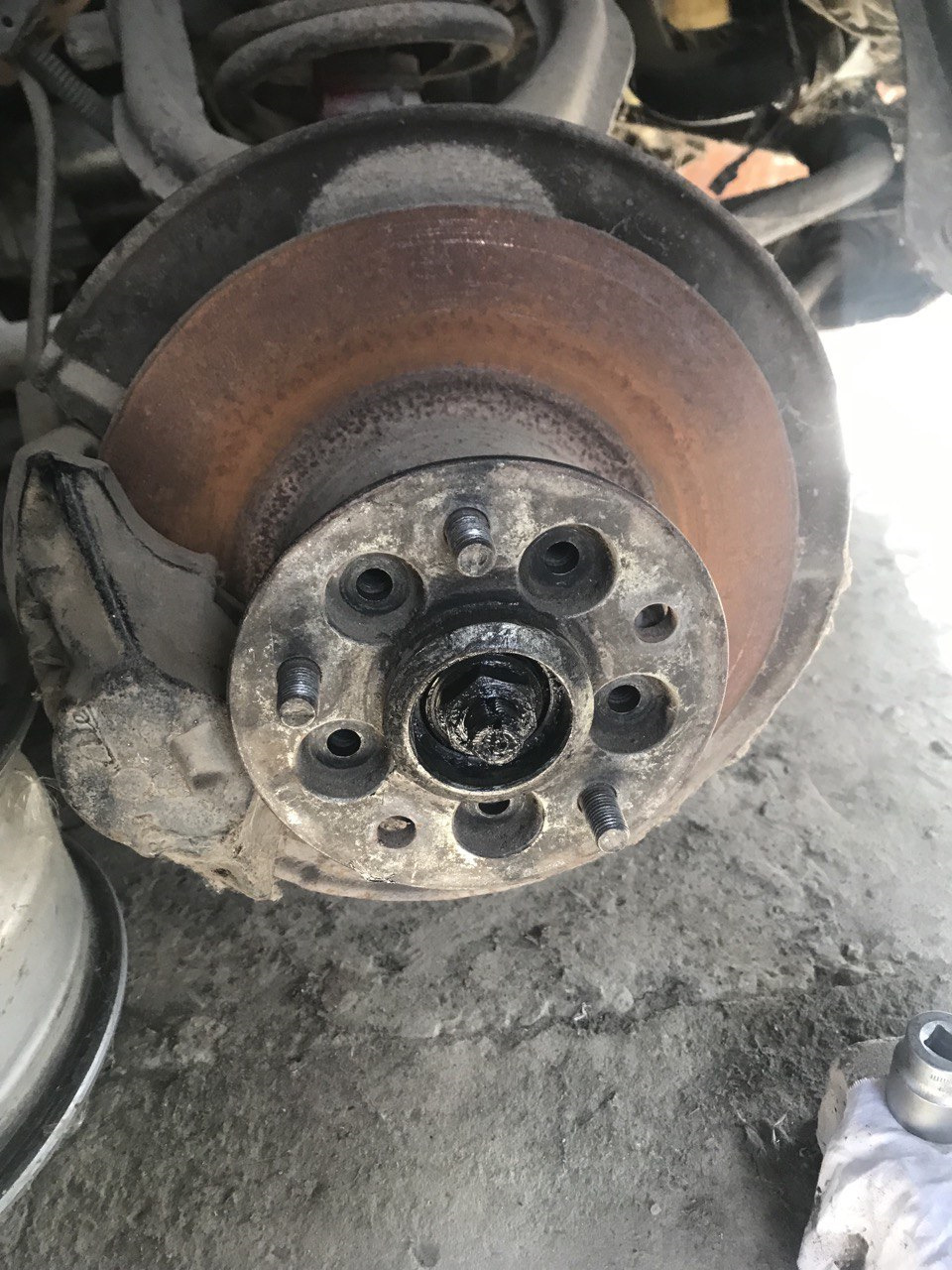 Замена колесных шпилек — Ford Granada Mark II, 2 л, 1981 года | своими ...