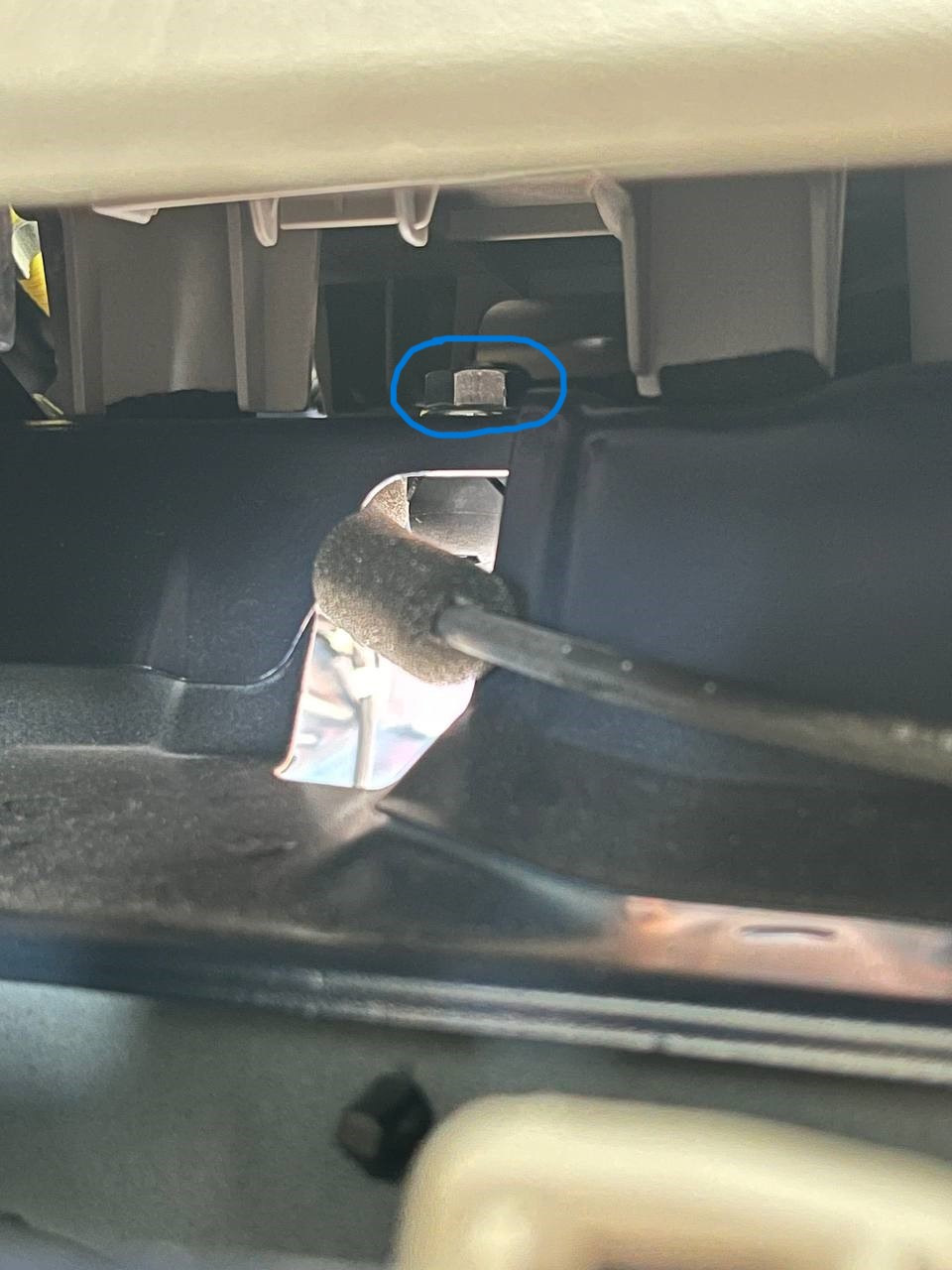 Успешно навинченная гайка с пассажирской стороны. — Honda Accord (8G)