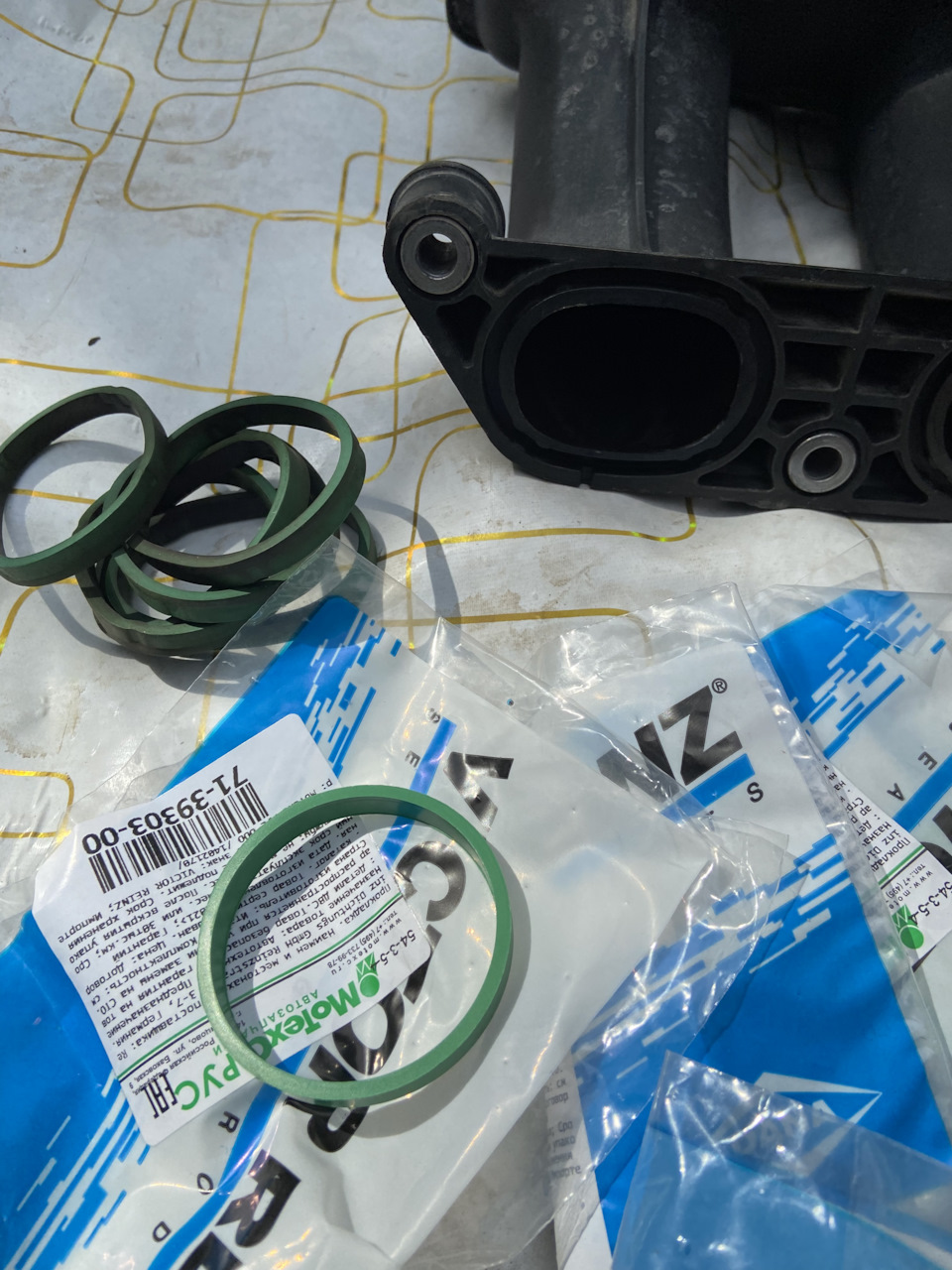 713930300 Прокладка, впускной коллектор VICTOR REINZ | Запчасти на DRIVE2