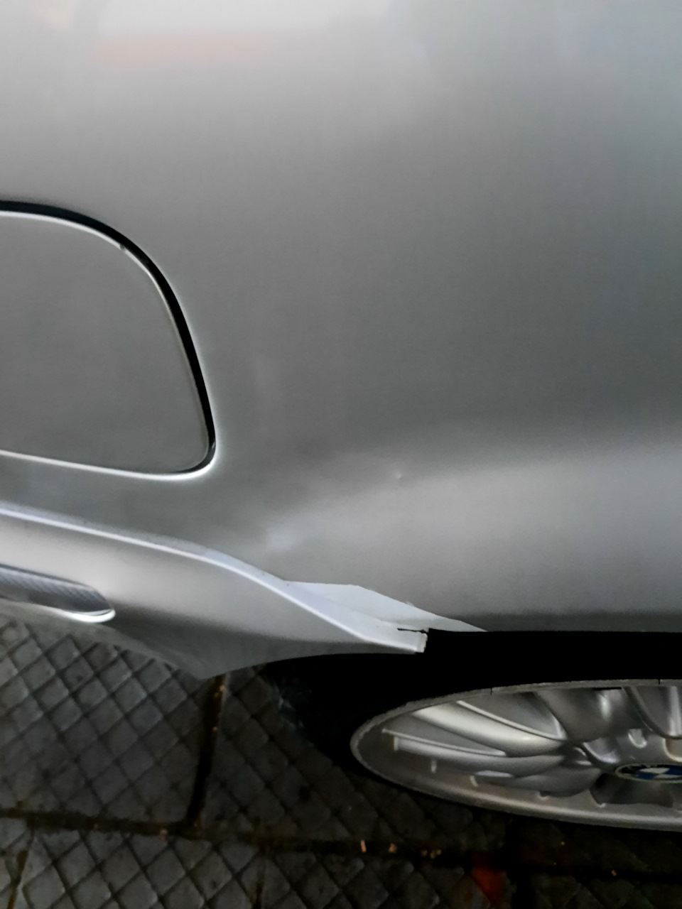 Крепление заднего бампера. Подскажите, как должно быть — BMW 3 series ...