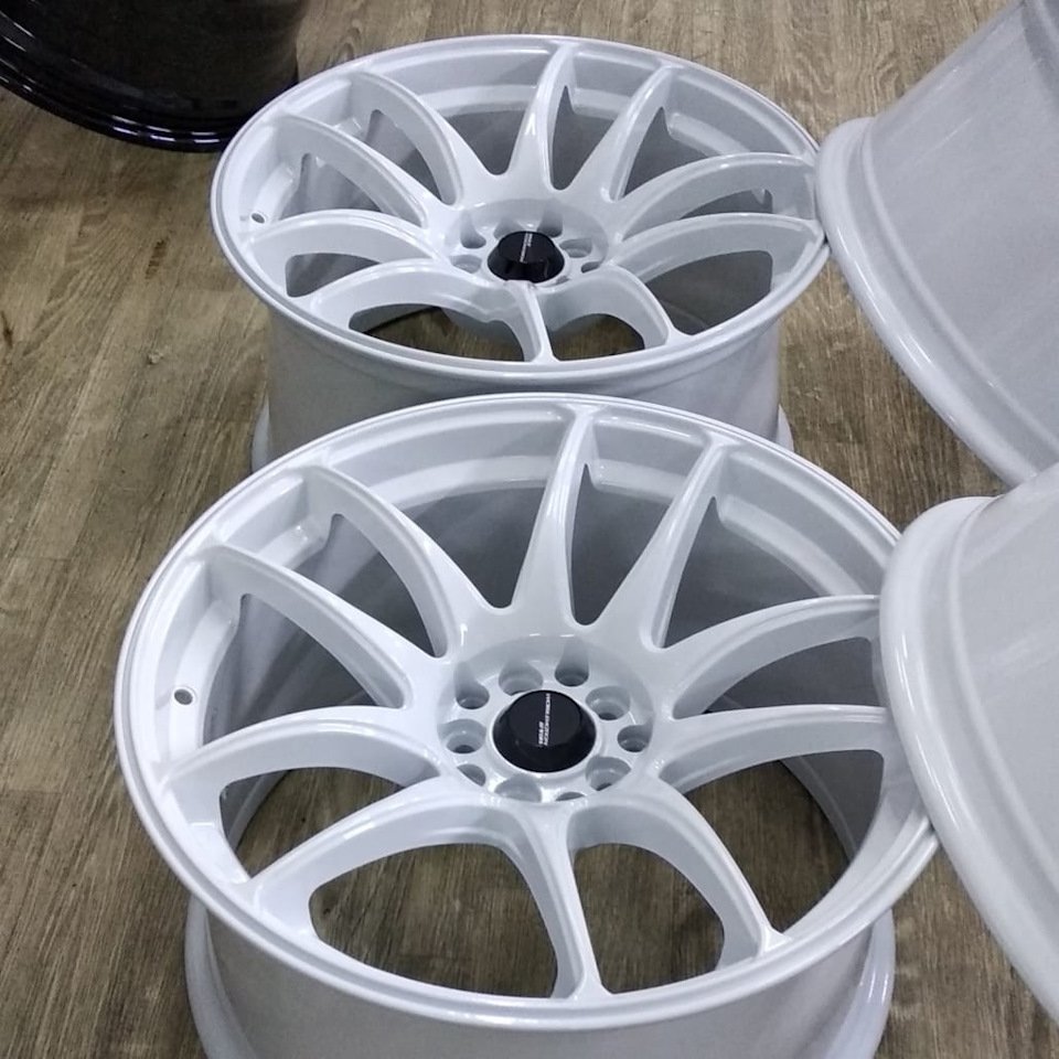 Cm 17 white. Ворки r17. Диски ворки р16. Диски HPP Honda r17 белые. Диски ворки р18 5/114.3 разноширокие.