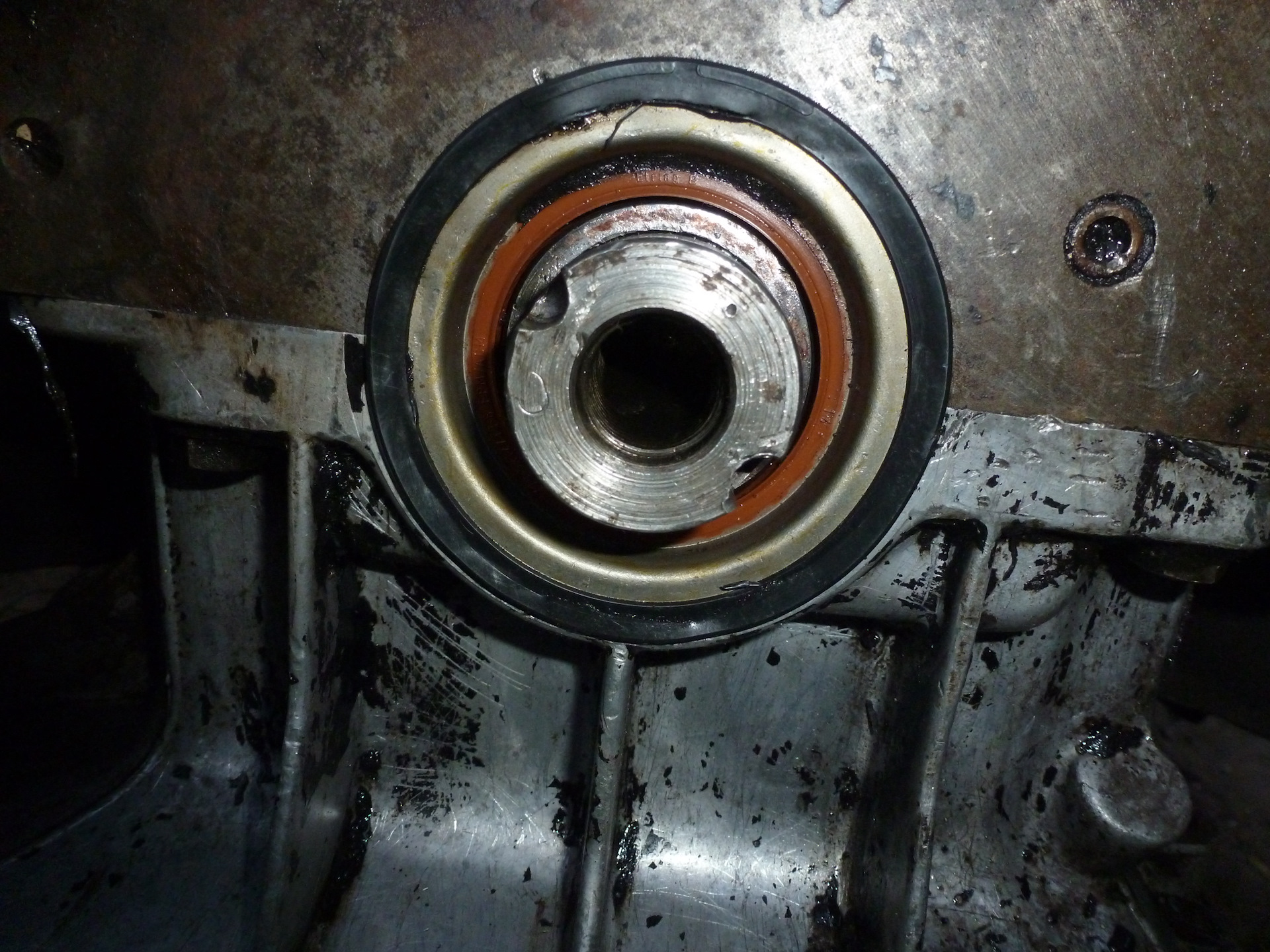 Как поменять передний сальник коленвала актрос 1841