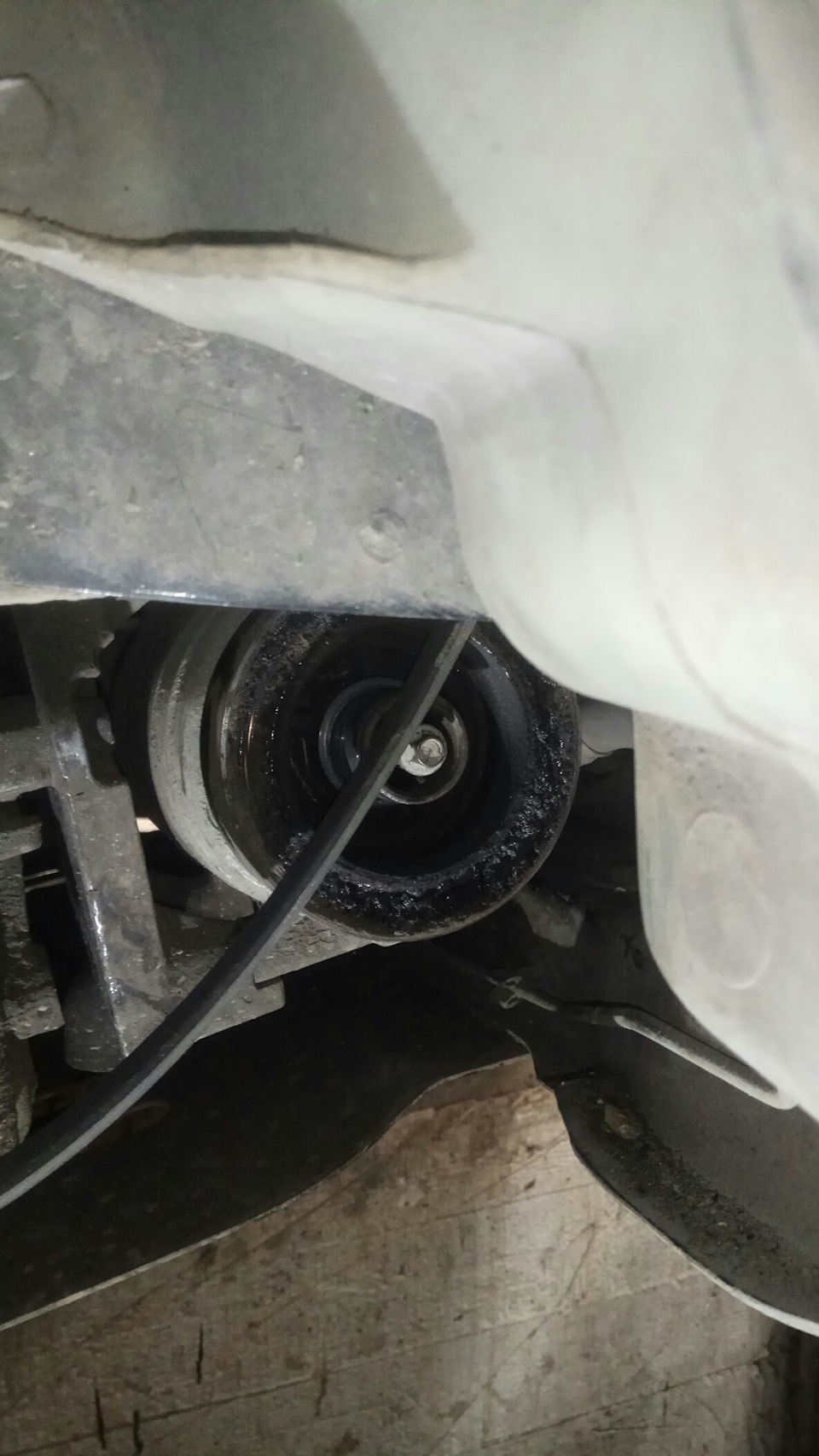 Замена подшипника шкива компрессора кондиционера — Dodge Stratus (2G ...