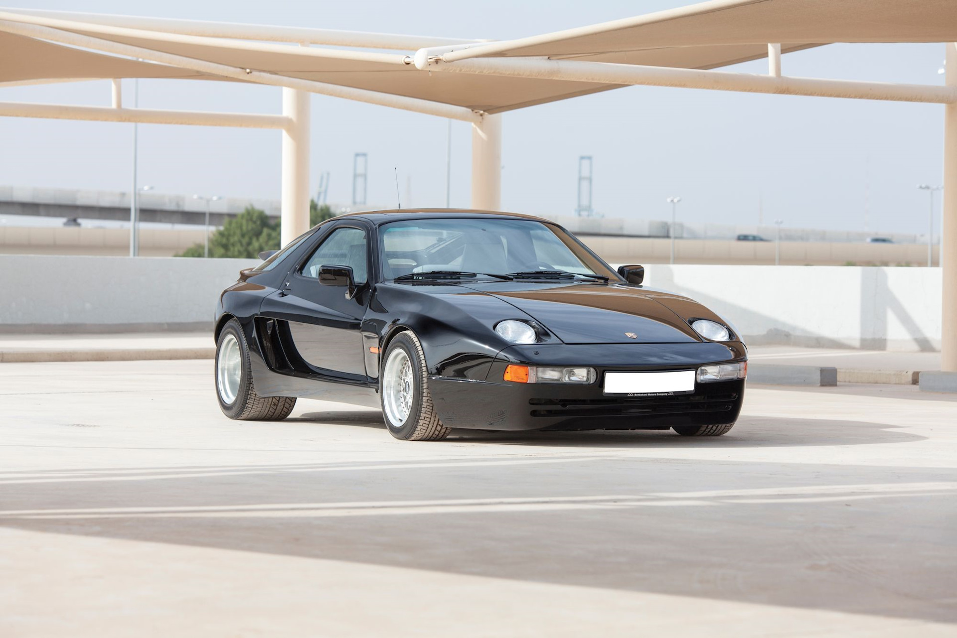 Автомобиль Porsche 928