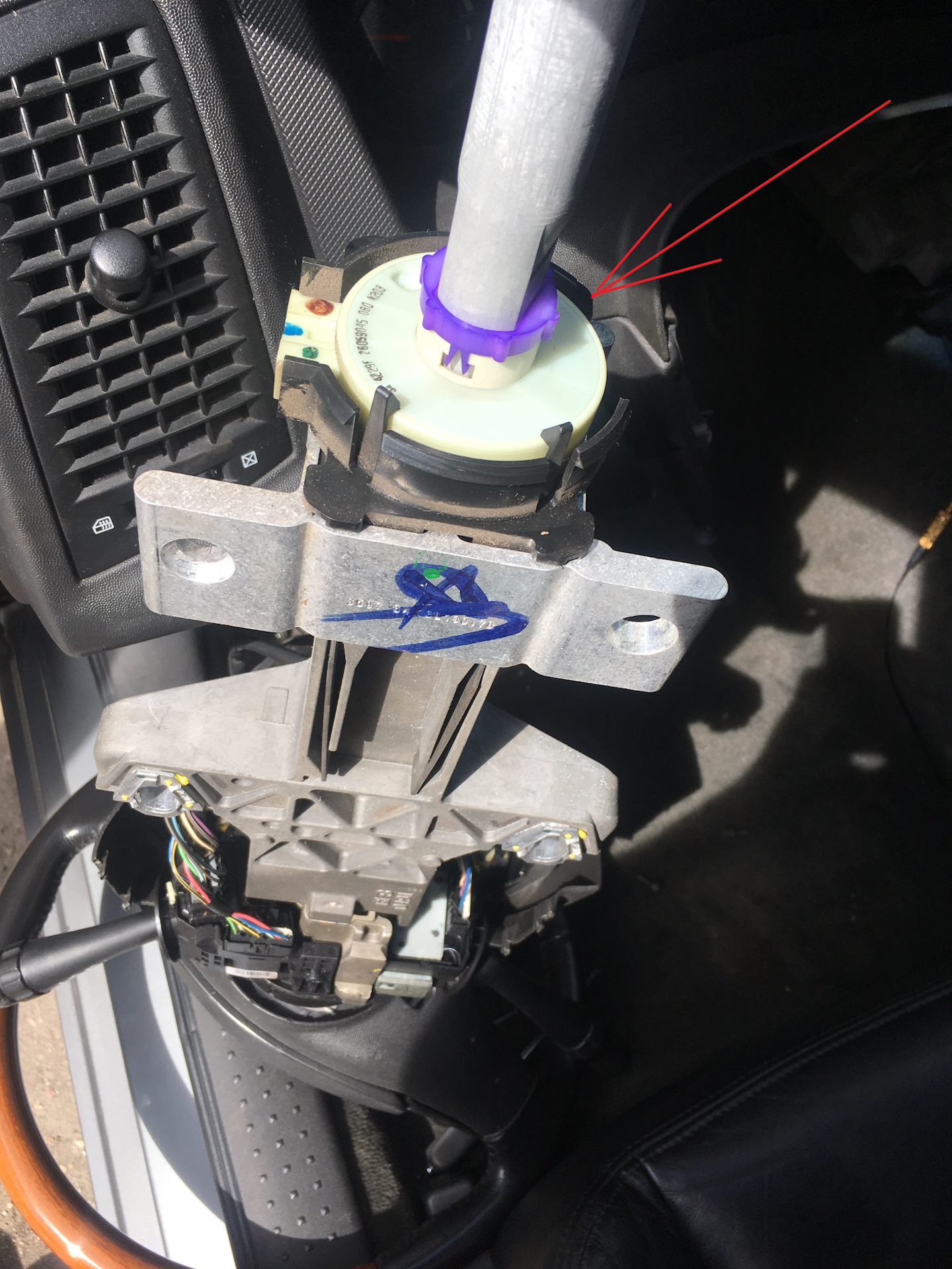 Где находится датчик положения руля Датчик положения руля / Steering Wheel Position Sensor - Cadillac CTS (1G), 2,6 