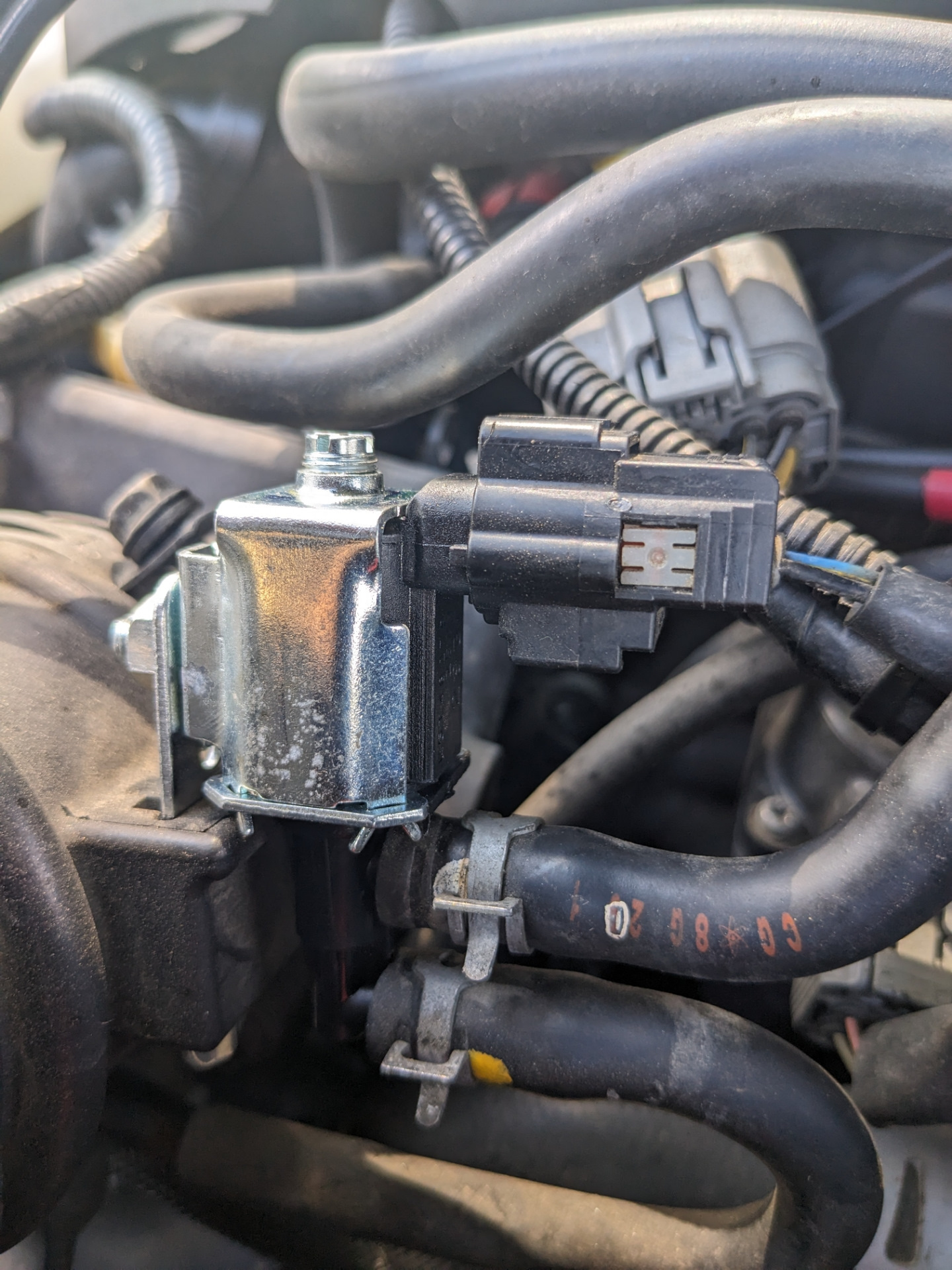 Замена электромагнитного клапана адсорбера | Mazda 6 GH — Mazda 6 (2G ...