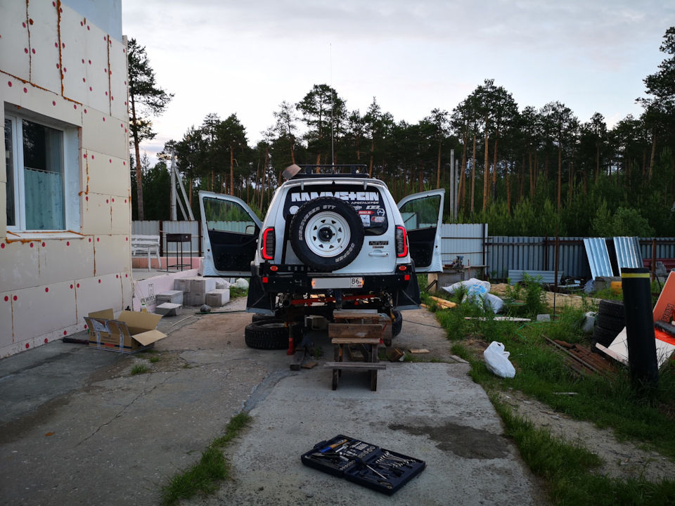 Против Niva Chevrolet и Niva Travel выступают три более крутых внедорожника