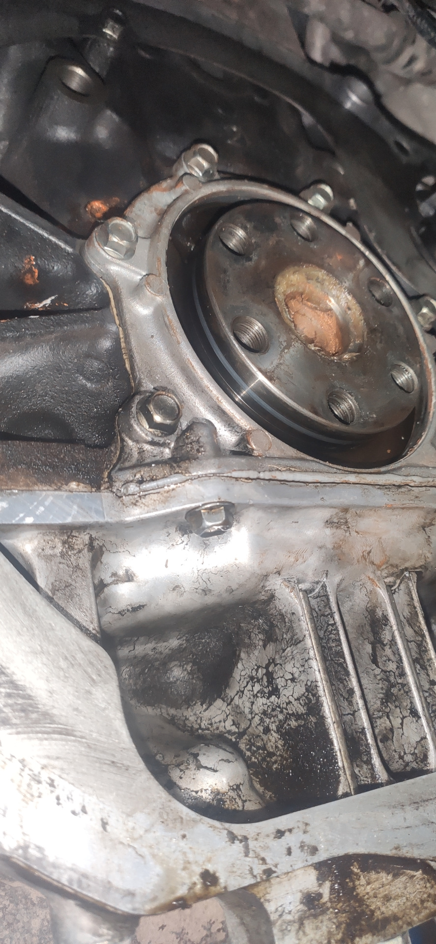 Потек задний сальник коленвала — Mazda MPV II, 2 л, 2000 года | поломка ...