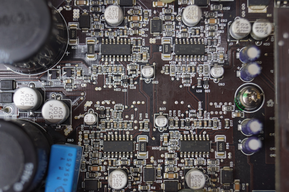 Усилитель построен на четырех микросхемах IRS2092S. — Lada Приора Купе