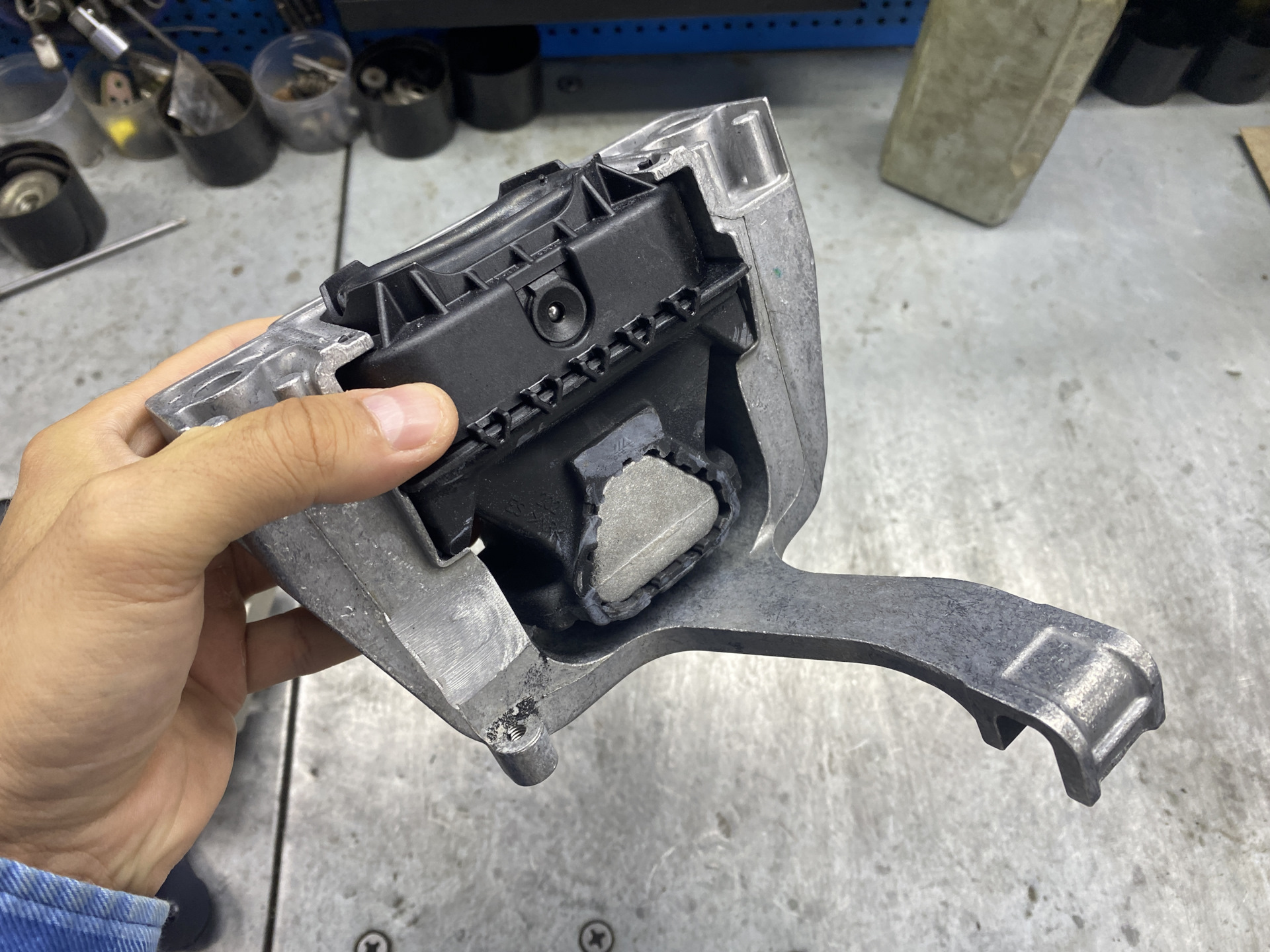 Замена опор двигателя, что-то все-таки происходит! — Volkswagen Golf ...