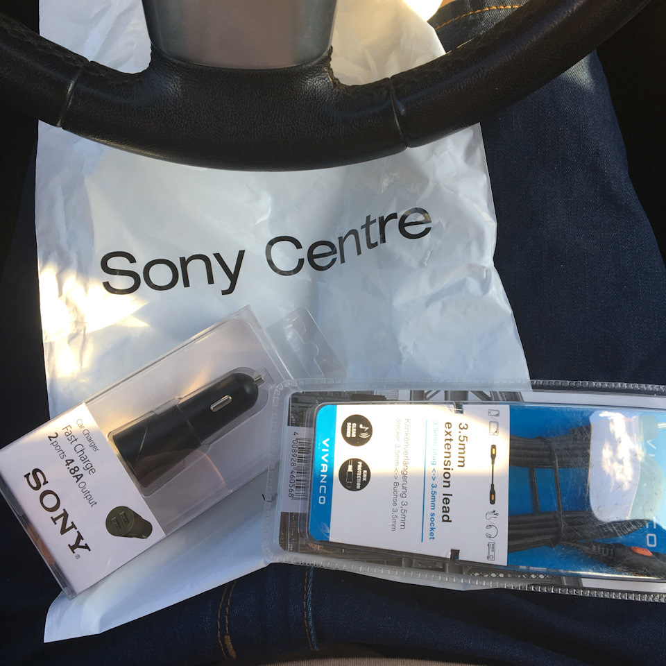 Автомобильная зарядка в прикуриватель Sony — Ford Focus Hatchback II, 1 ...