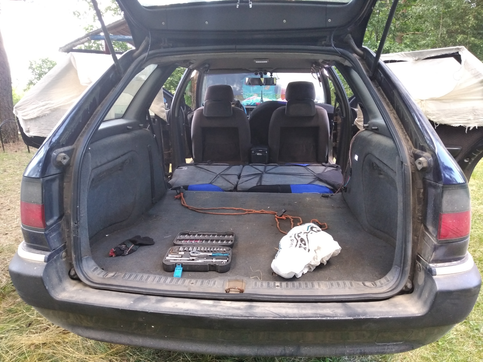 Citroen xantia, 1998. Кадет е разобранные сидушки. Ситроен ксантия универсал багажник объем. Багажник ситроен ксантия. Багажник ситроен ксантия.