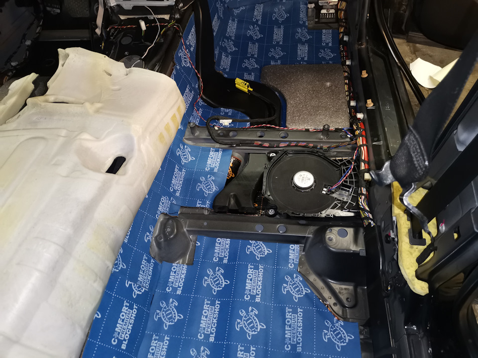 15. BMW X1 шумовиброизоляция пола. — BMW X1 (E84), 2 л, 2013 года ...