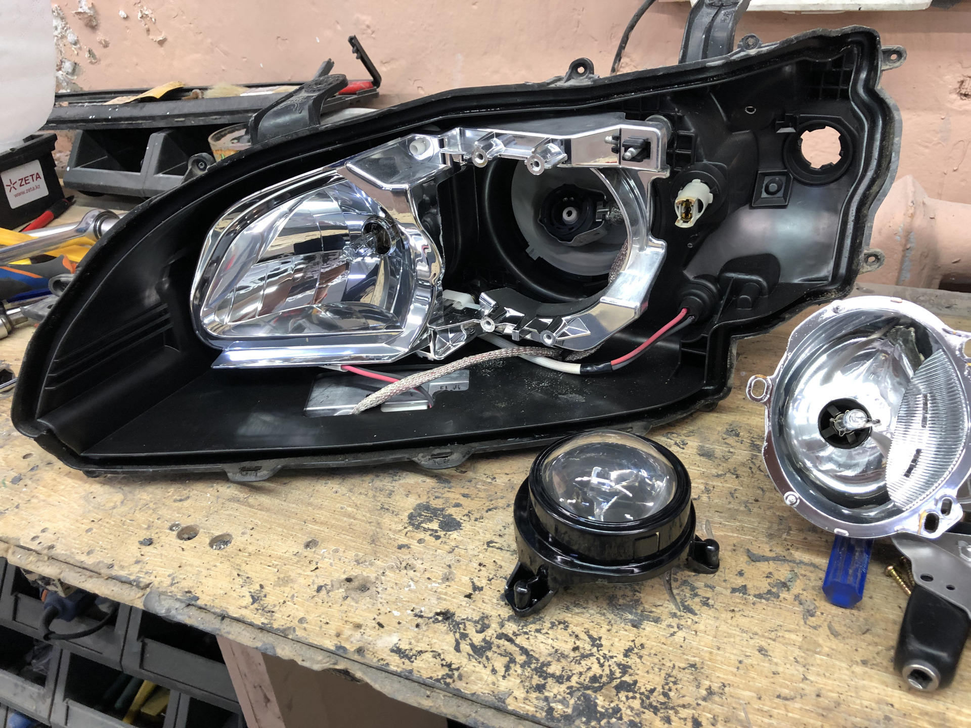 Тюнинг субару ходовые огни. Субару аутбек линзы. Фара субару легаси. Субару легаси 1995 года лампочки ближнего и дальнего линз в фарах. Subaru legacy b4 ближний свет галоген.