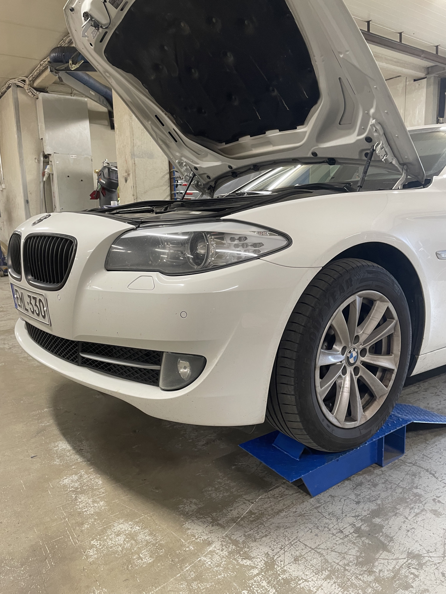 Замена масла в двигателе. — BMW 5 series (F10), 2 л, 2013 года ...
