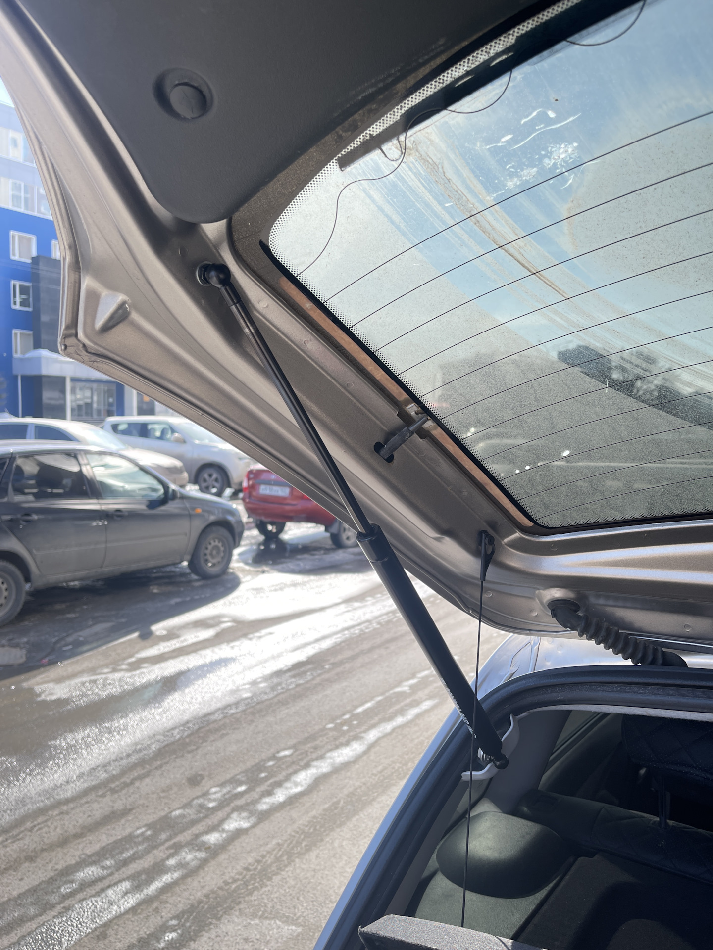 Газовые упоры багажника — Lada Гранта Cross, 1,6 л, 2021 года | своими ...