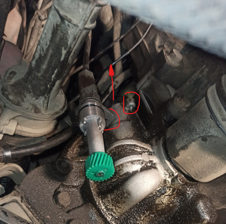 Трос спидометра вместе с гребенкой которая входит в зацеп с шестеренкой в АКПП. Для того чтоб снять гребенку нужно предварительно выкрутить фиксирующий болт и !потихоньку! ее выбивать вверх. — KIA Pride (1G)