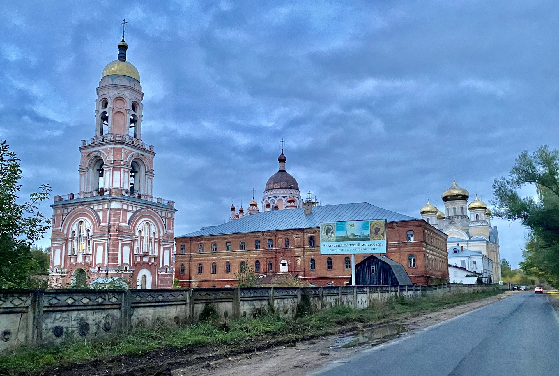 Монастыри адреса. Казанский женский монастырь. Казанский женский монастырь Владимирская область город Радужный. Два женских монастыря Коломна. Святой источник в Казани в монастыре.