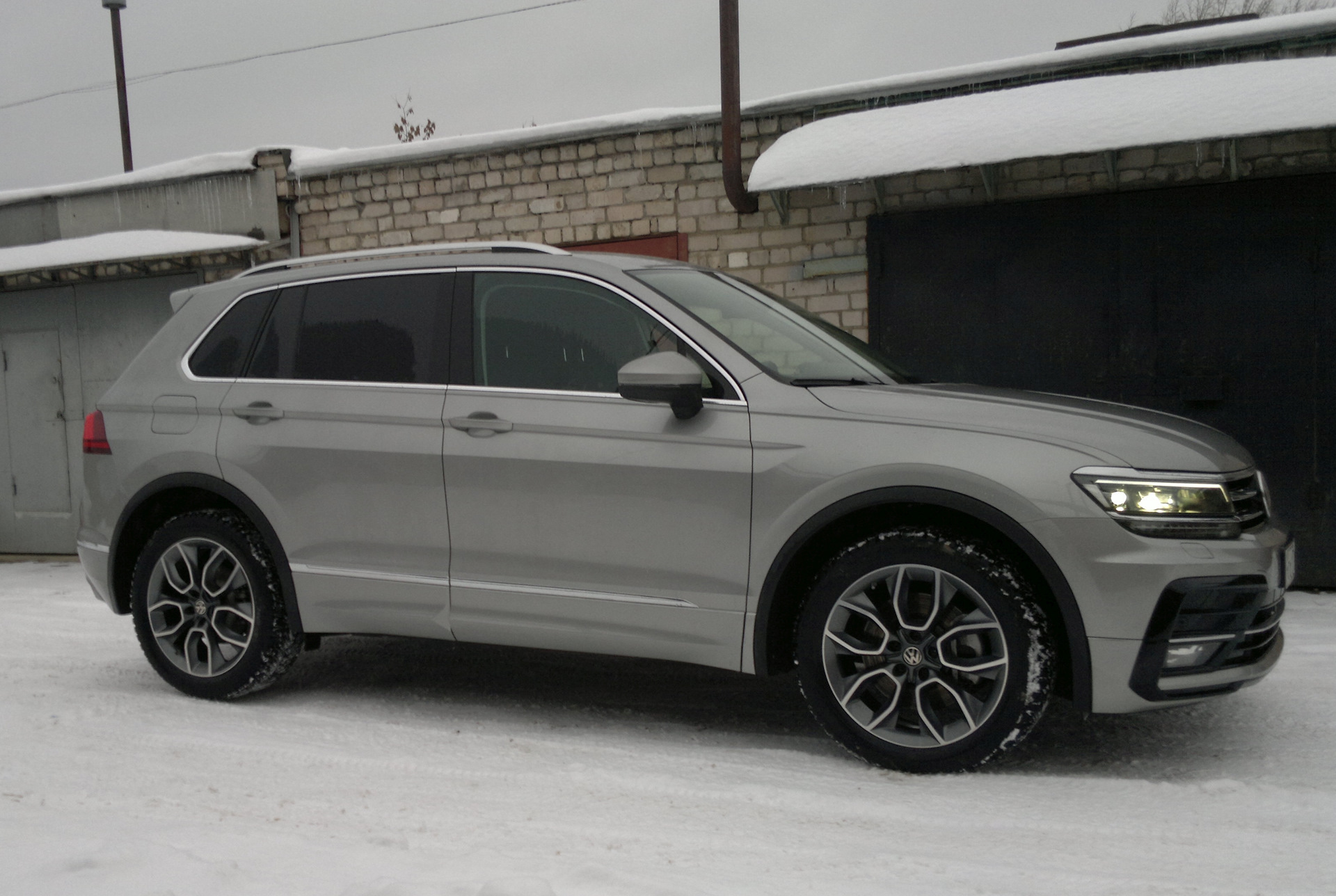 235 50 r19. VAG 565 071 601. Volkswagen Tiguan Sportline зимние шины 255/45 19. Континенталь резина Фольксваген Тигуан спортлайн. Tiguan Sportline колеса на зиму.