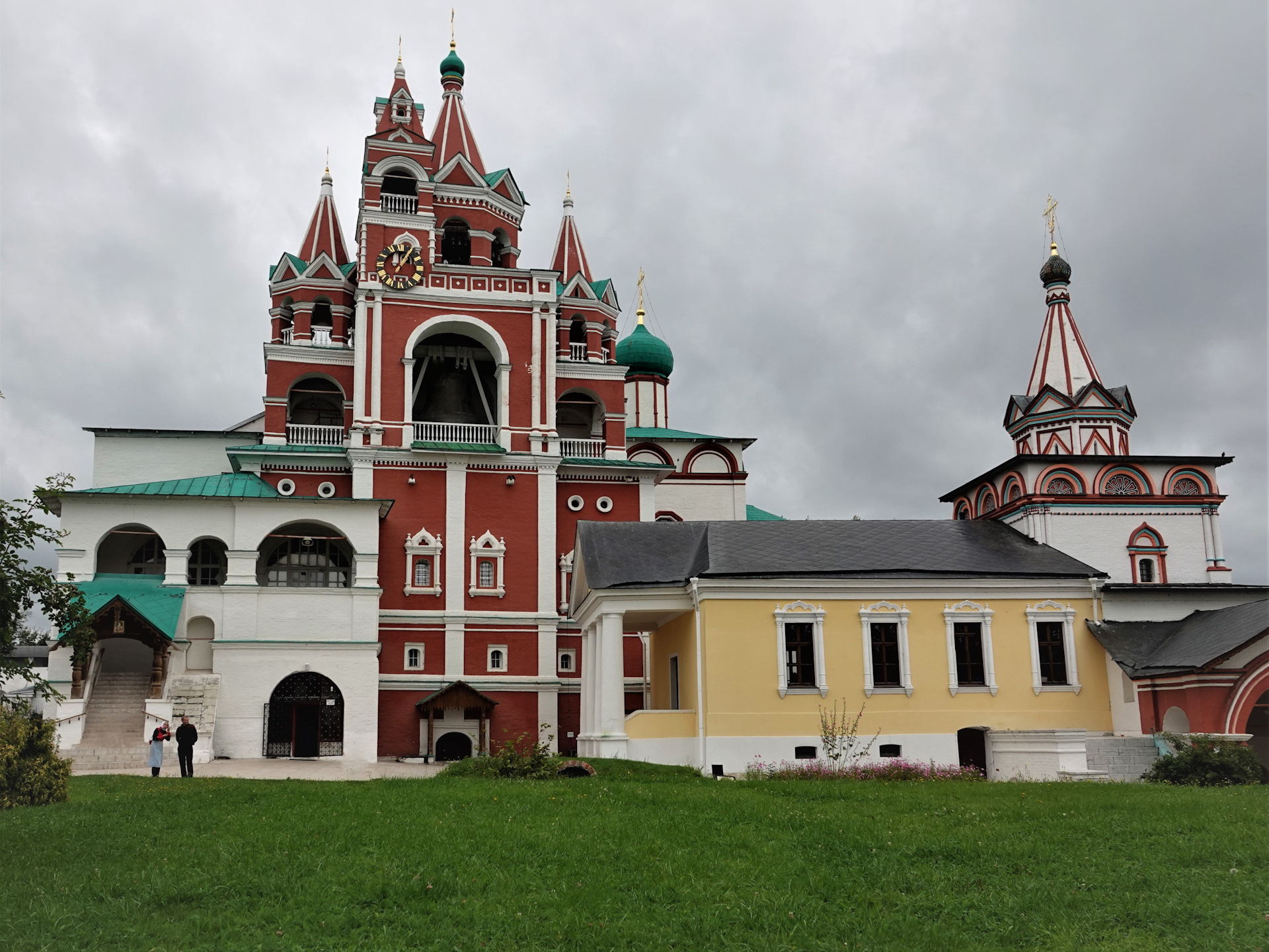 Саввино московская область. Саввино-Сторожевский монастырь. Саввино-Сторожевский монастырь внутри. Монахи Саввино-Сторожевского монастыря. Саввино-Сторожевский монастырь фото.