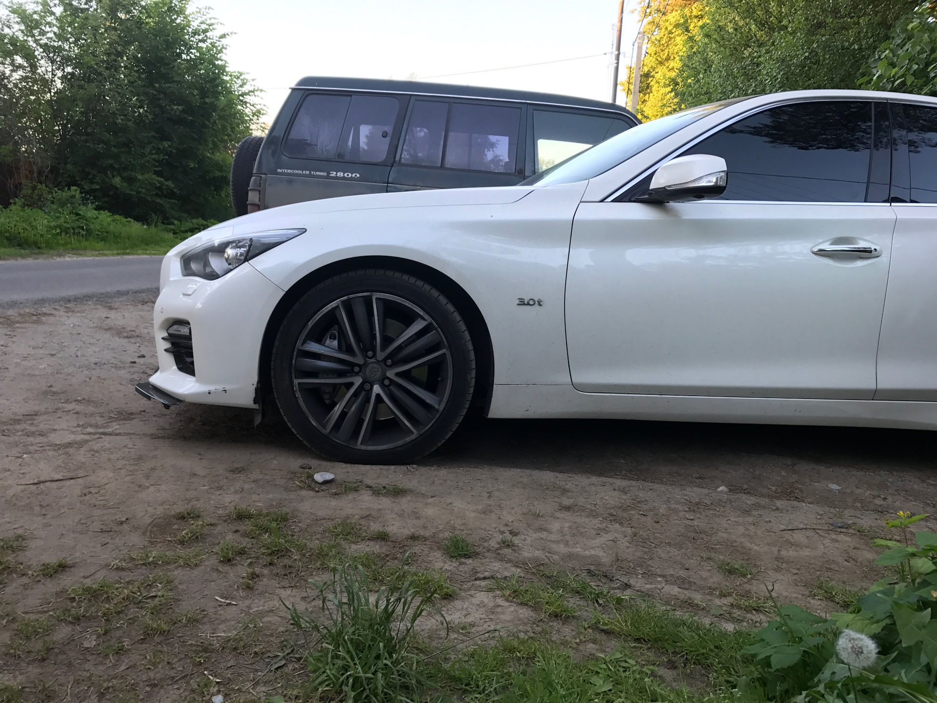 Infiniti FX 35 красные суппорта