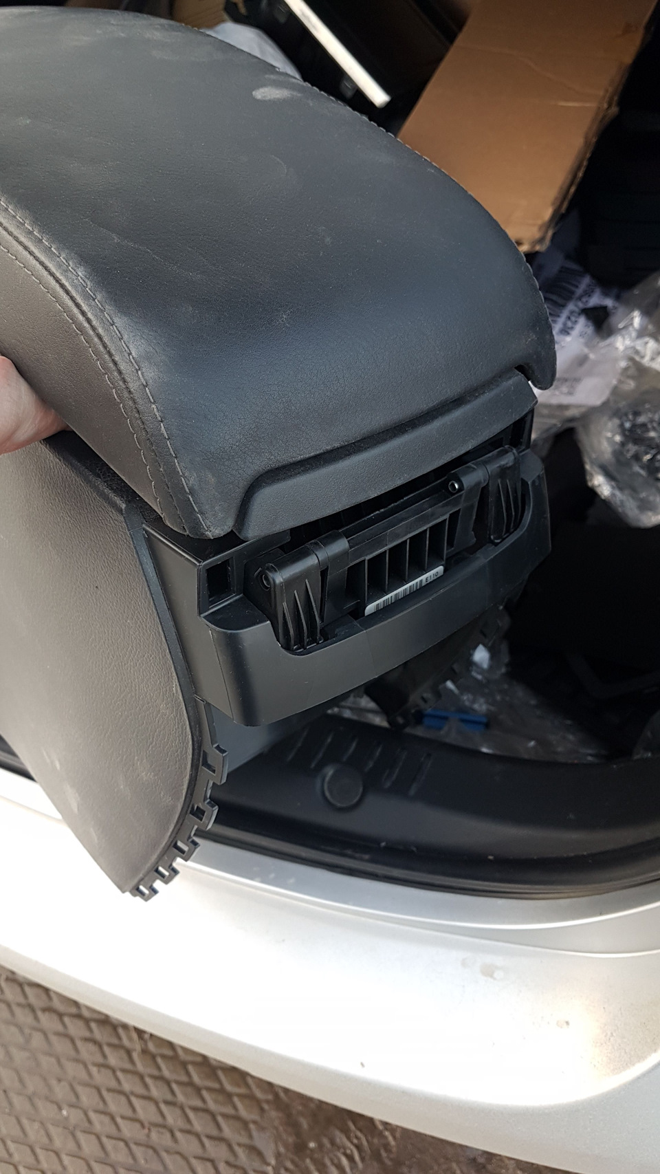 Как снять крышку подлокотника вместе с шарниром? — Mazda 6 (2G) GH, 1,8 ...