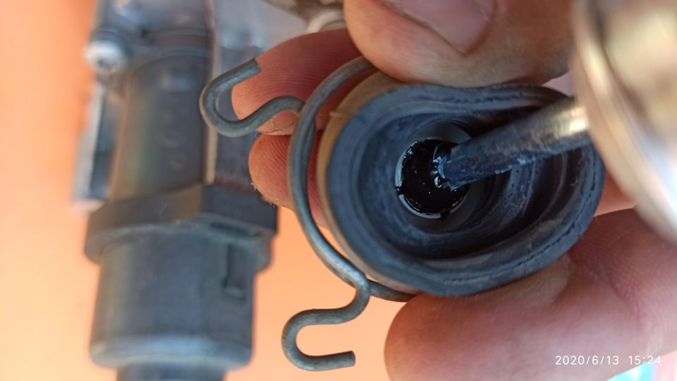 Штатная смазка в толкателе присутствует в нормальном количестве и состоянии, но я ее заменил все равно. — Lada Vesta SW (1G)