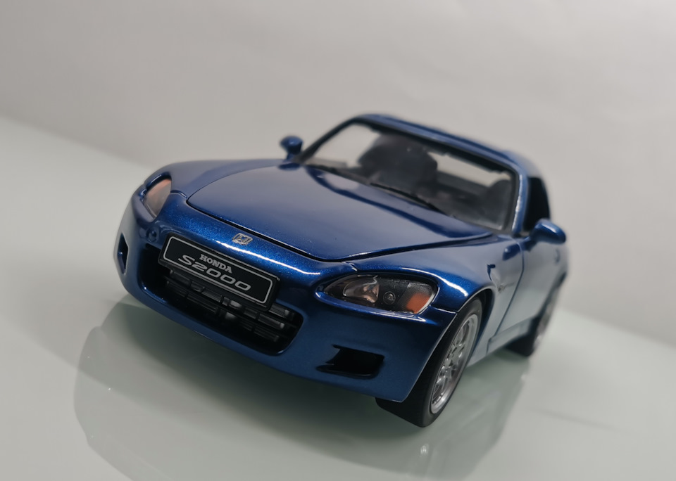 Honda S2000 with optional color & hardtop 1/18 by AutoArt
