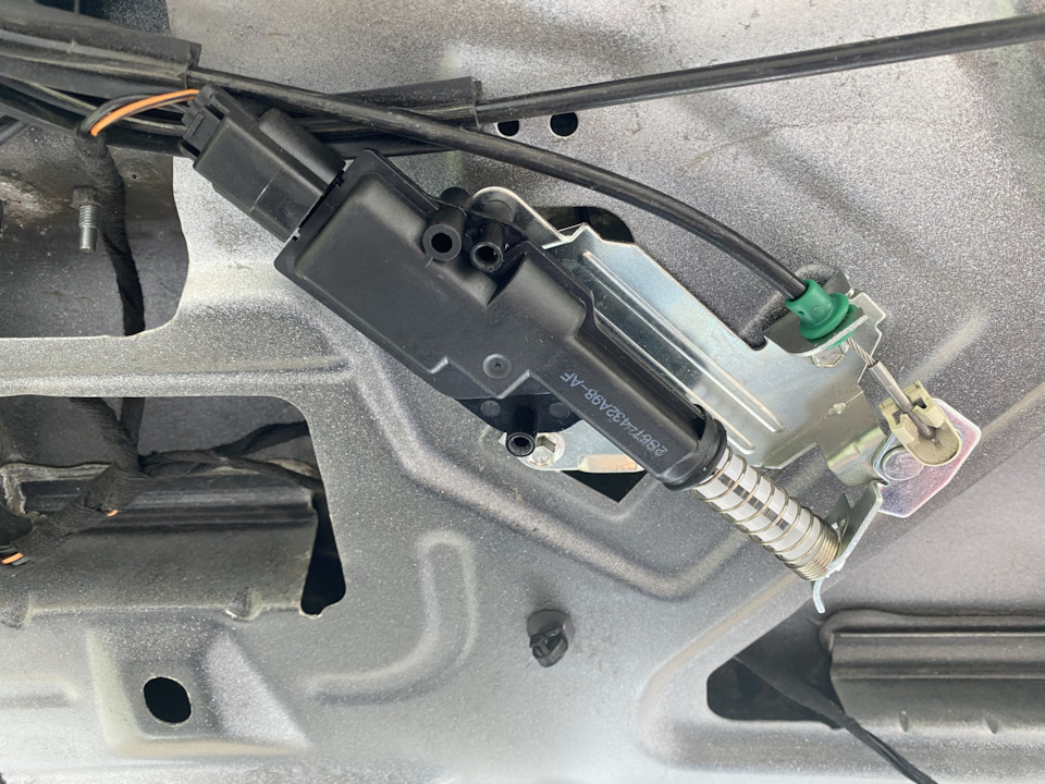 Lancer 9 активатор багажника. Замена активатора замка багажника Ларгус. Форд Фьюжн, подключение кабеля замка багажника и центрального замка. Замена активатора багажника ВАЗ 2112.